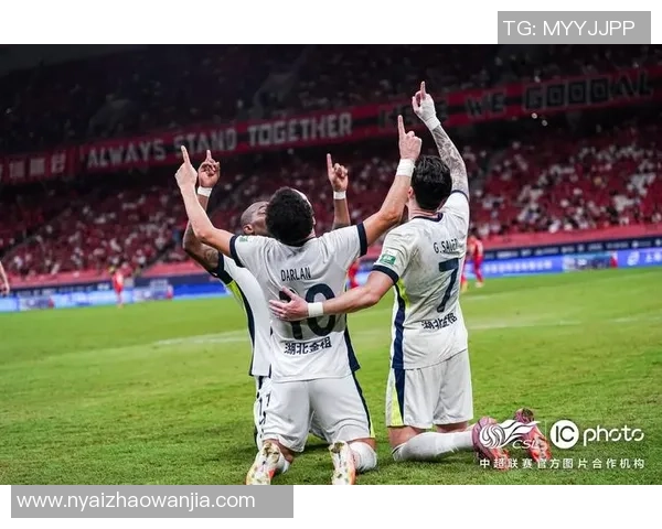 切尔西与巴黎圣日耳曼友谊赛战平绝杀瞬间引发全场热烈反响