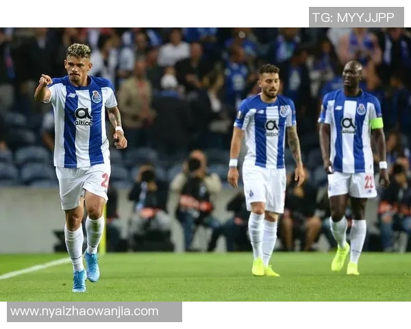 德甲焦点战巴萨与波尔图握手言和赛场气氛瞬间升温 德甲焦点战巴萨与波尔图握手言和赛场气氛瞬间升温