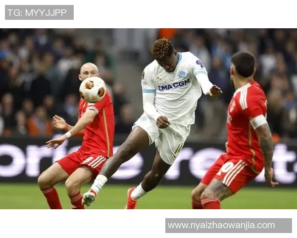 欧联杯本菲卡与那不勒斯激战成平局补时进球引发全场狂欢